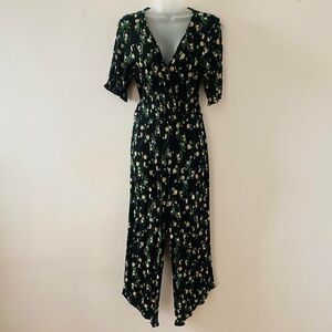 STRETCHY BLACK FLORAL DAISY SHORT SLEEVE CAPRI JUMPSUIT